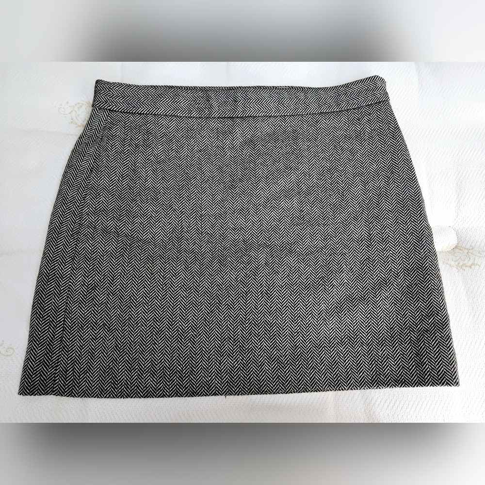 Gap Designed & Crafted herringbone black and white mini skirt size 4